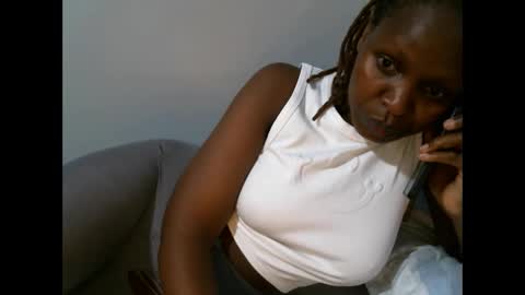 Snapshot of femaqueen chatting on 10/05/25, 08:40 Navil online show from 10/05/25, 08:40