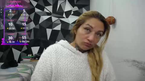 Snapshot of fenix_purple chatting on 12/21/25, 10:39 FENIX online show from 12/21/25, 10:39