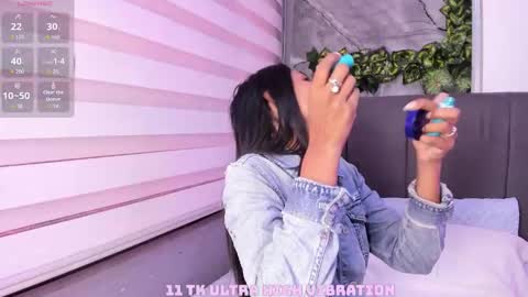 fernanda_liie_ online show from 11/26/25, 12:17