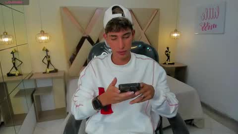 FER PHOENIX online show from 12/01/25, 03:33