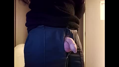 Snapshot of fifi010203 chatting on 11/26/25, 04:08 fifi010203 online show from 11/26/25, 04:08