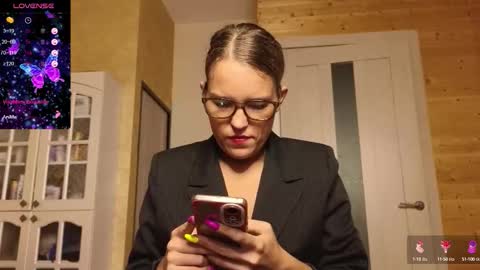 Snapshot of findom_lady_shine chatting on 09/21/25, 08:32 Lady online show from 09/21/25, 08:32