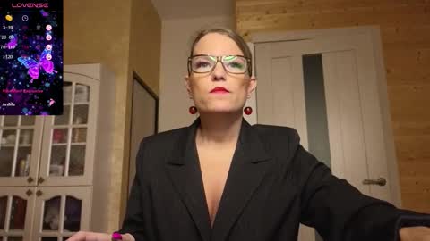 Snapshot of findom_lady_shine chatting on 10/15/25, 10:32 Lady online show from 10/15/25, 10:32