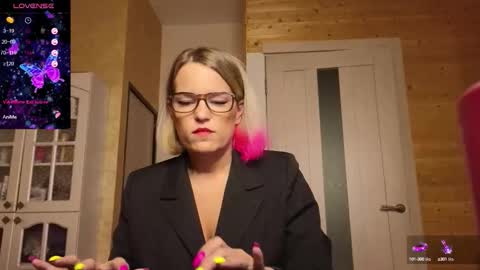 Snapshot of findom_lady_shine chatting on 10/17/25, 01:09 Lady online show from 10/17/25, 01:09