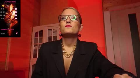 Snapshot of findom_lady_shine chatting on 11/26/25, 09:16 Lady online show from 11/26/25, 09:16