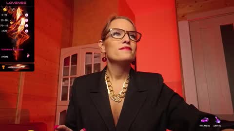 Snapshot of findom_lady_shine chatting on 11/28/25, 11:18 Lady online show from 11/28/25, 11:18