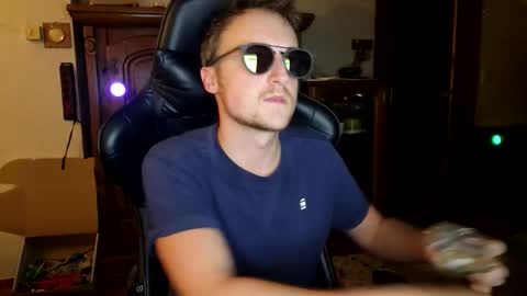 Snapshot of fingerexpert chatting on 09/20/25, 08:32 FingerExpert online show from 09/20/25, 08:32