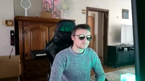 Snapshot of fingerexpert chatting on 10/20/25, 12:27 FingerExpert online show from 10/20/25, 12:27