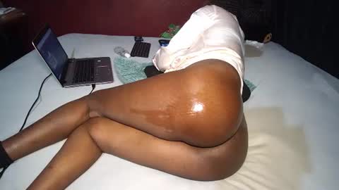 Snapshot of finito_nyl chatting on 11/21/25, 12:21 Rania online show from 11/21/25, 12:21