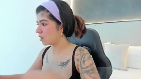 Snapshot of fiorella18_ chatting on 12/17/25, 02:39 F I O R E L L A online show from 12/17/25, 02:39