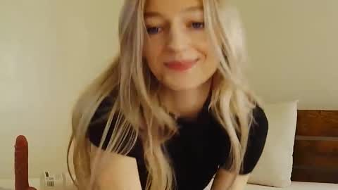 Snapshot of fitblondeprincess chatting on 11/07/25, 07:58 flowergirl online show from 11/07/25, 07:58