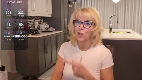 Snapshot of fitcougarcb chatting on 01/11/25, 05:40 Bianca online show from 01/11/25, 05:40