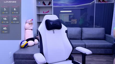 Snapshot of fitcougarcb chatting on 10/07/25, 04:37 Bianca online show from 10/07/25, 04:37