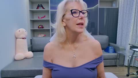 Snapshot of fitcougarcb chatting on 12/19/25, 02:57 Bianca online show from 12/19/25, 02:57