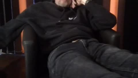 Snapshot of fiveforwilly1 chatting on 09/25/25, 05:05 Markus online show from 09/25/25, 05:05