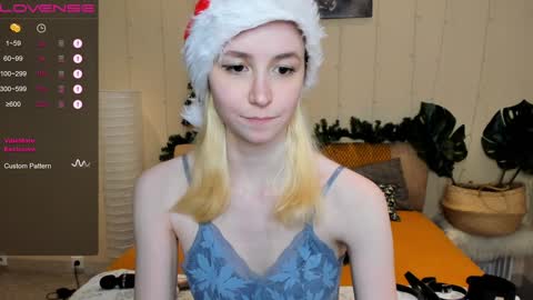 Snapshot of fleximona chatting on 12/13/24, 12:39 FlexiMona online show from 12/13/24, 12:39