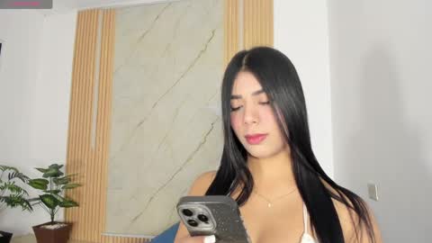 Snapshot of flor_herrera1 chatting on 05/14/26, 02:51 online show from 05/14/26, 02:51