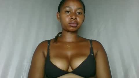 florencia011 online show from 12/15/25, 10:52