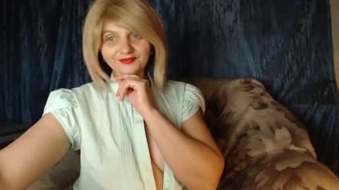 Snapshot of floretdiana chatting on 12/15/25, 10:03 floretdiana online show from 12/15/25, 10:03