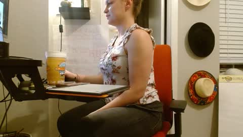 Snapshot of flowerfreak chatting on 03/08/25, 02:45 Flower Freak online show from 03/08/25, 02:45