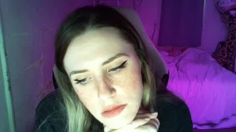 Snapshot of fluxsux chatting on 10/20/25, 01:22 Flux online show from 10/20/25, 01:22