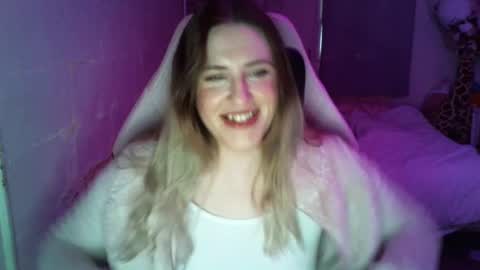 Snapshot of fluxsux chatting on 11/12/25, 02:06 Flux online show from 11/12/25, 02:06