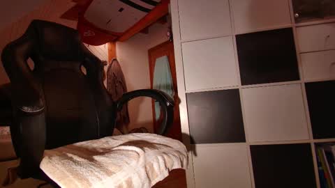 Snapshot of flyingmoon22 chatting on 10/17/25, 04:42 Matthew online show from 10/17/25, 04:42