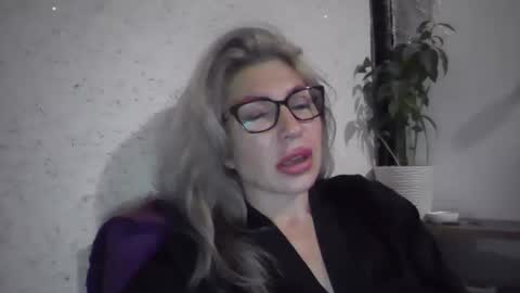 fox_red_lady7 online show from 11/12/25, 08:30