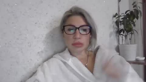 fox_red_lady7 online show from 11/16/25, 12:11