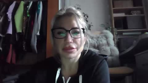 fox_red_lady7 online show from 11/17/25, 10:21