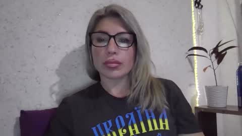 fox_red_lady7 online show from 01/09/26, 04:43