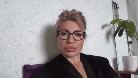 fox_red_lady7 online show from 04/15/26, 08:21