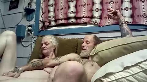 Snapshot of foxbodydave chatting on 12/05/25, 10:35 foxbodydave online show from 12/05/25, 10:35