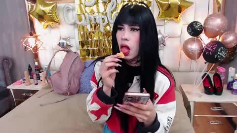 Snapshot of foxxy_dolce chatting on 10/10/25, 12:04 Foxxy online show from 10/10/25, 12:04