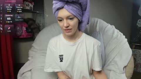 Snapshot of foxy_blond chatting on 02/25/25, 03:52 Foxy online show from 02/25/25, 03:52