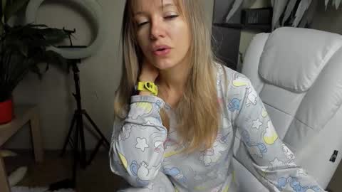 Snapshot of foxy_blond chatting on 09/18/25, 12:23 Foxy online show from 09/18/25, 12:23