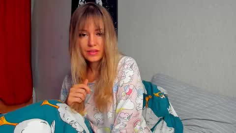 Snapshot of foxy_blond chatting on 09/19/25, 12:23 Foxy online show from 09/19/25, 12:23
