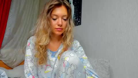 Snapshot of foxy_blond chatting on 09/30/25, 12:15 Foxy online show from 09/30/25, 12:15