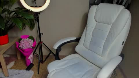 Snapshot of foxy_blond chatting on 10/06/25, 12:19 Foxy online show from 10/06/25, 12:19