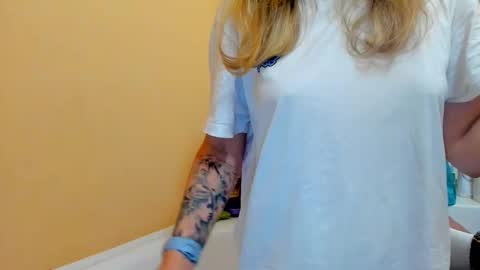 Snapshot of foxy_blond chatting on 10/09/25, 12:19 Foxy online show from 10/09/25, 12:19