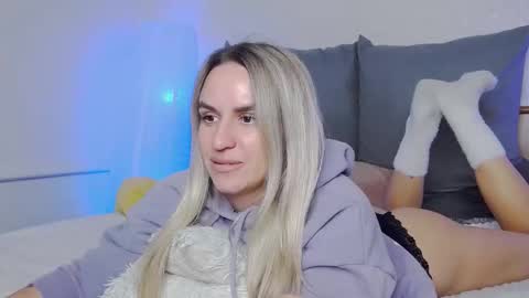 Foxy Kimmi online show from 11/25/25, 06:35