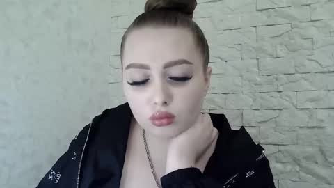 Snapshot of foxyflaree chatting on 12/01/25, 06:24 Alice online show from 12/01/25, 06:24