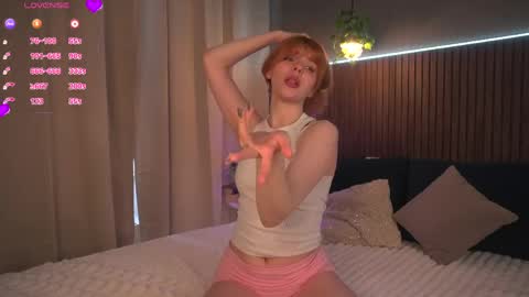 Snapshot of foxyrise chatting on 04/21/26, 05:58 Jane Foxy online show from 04/21/26, 05:58