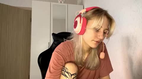 Snapshot of foxysable chatting on 11/17/25, 08:09 Kate online show from 11/17/25, 08:09