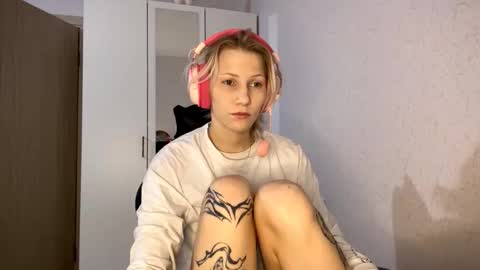 Snapshot of foxysable chatting on 12/19/25, 08:32 Kate online show from 12/19/25, 08:32