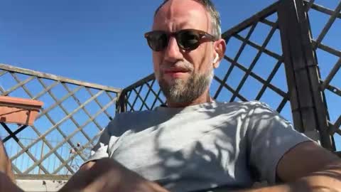 Snapshot of fra___ chatting on 10/28/25, 09:35 fra___ online show from 10/28/25, 09:35