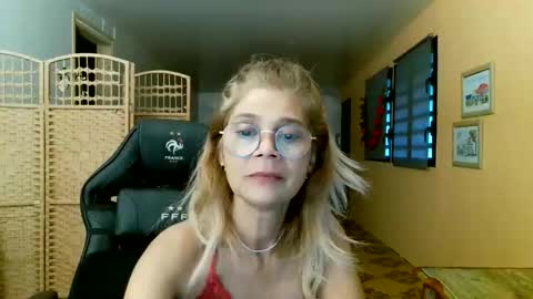 Snapshot of francelune chatting on 04/24/26, 01:57 francelune online show from 04/24/26, 01:57
