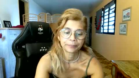 Snapshot of francelune chatting on 04/28/26, 12:54 francelune online show from 04/28/26, 12:54