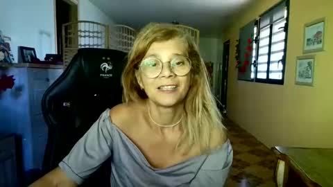 Snapshot of francelune chatting on 05/06/26, 08:30 francelune online show from 05/06/26, 08:30