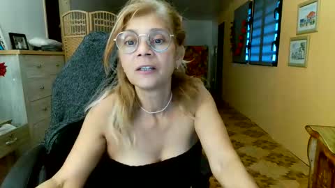 Snapshot of francelune chatting on 05/12/26, 01:08 francelune online show from 05/12/26, 01:08